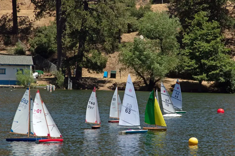 Radio-controlled sailboats racing in a fleet on Lake Gregory